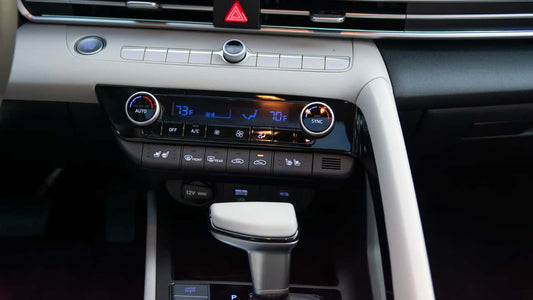El Retorno de los Botones Físicos: Priorizando la Seguridad en la Industria Automotriz