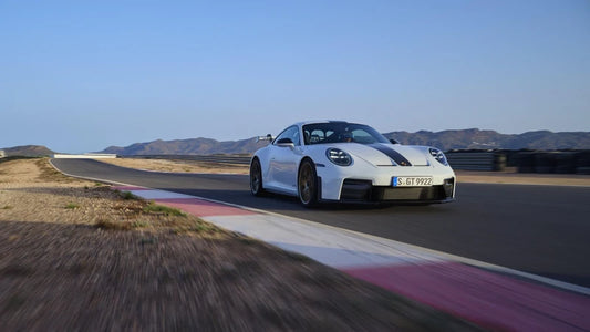 El regreso triunfal del Porsche 911 GT3: potencia y rendimiento sin límites.